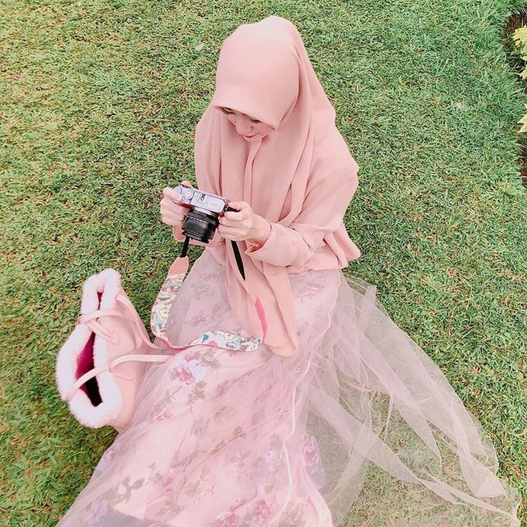 8 Potret Adu Style Larissa Chou dan Henny Rahman yang Tengah Disorot Larissa Chou dan Henny Rahman sedang menjadi sorotan publik, yuk kita intip style mereka!