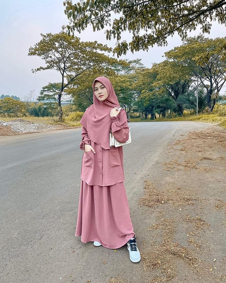 Larissa Chou dan Henny Rahman sedang menjadi sorotan publik, yuk kita intip style mereka!