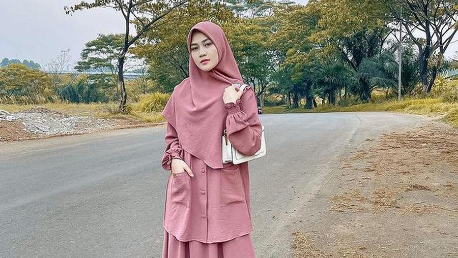 Larissa Chou dan Henny Rahman sedang menjadi sorotan publik, yuk kita intip style mereka!
