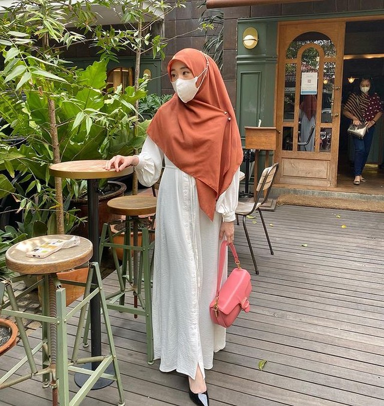 8 Potret Adu Style Larissa Chou dan Henny Rahman yang Tengah Disorot Larissa Chou dan Henny Rahman sedang menjadi sorotan publik, yuk kita intip style mereka!