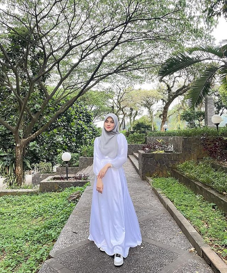 8 Potret Adu Style Larissa Chou dan Henny Rahman yang Tengah Disorot Larissa Chou dan Henny Rahman sedang menjadi sorotan publik, yuk kita intip style mereka!