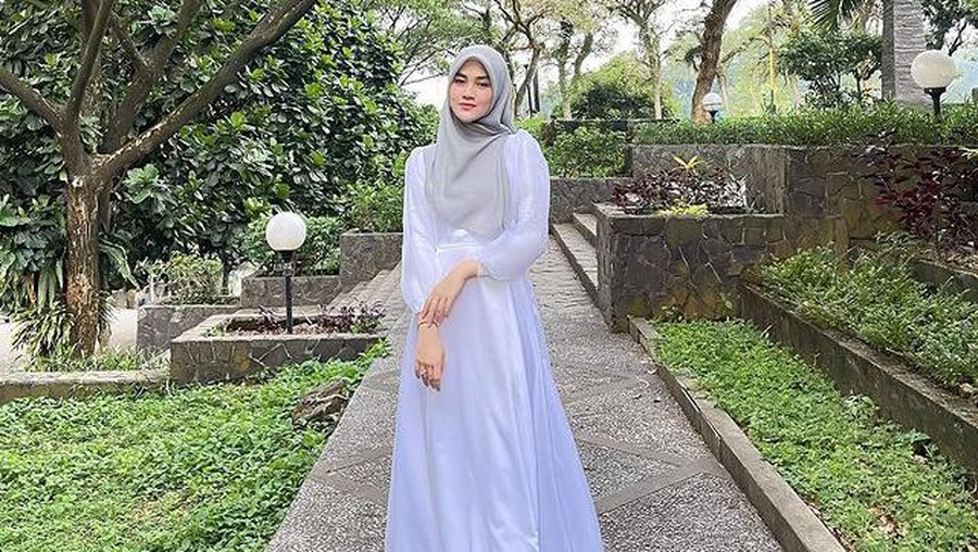 Larissa Chou dan Henny Rahman sedang menjadi sorotan publik, yuk kita intip style mereka!