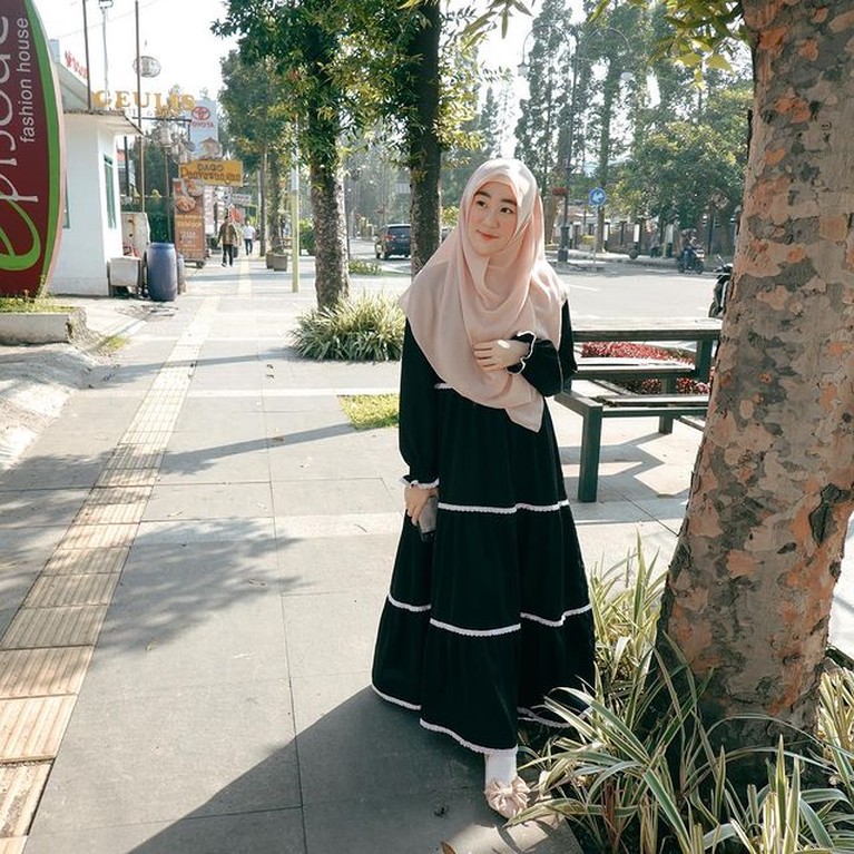 8 Potret Adu Style Larissa Chou dan Henny Rahman yang Tengah Disorot Larissa Chou dan Henny Rahman sedang menjadi sorotan publik, yuk kita intip style mereka!