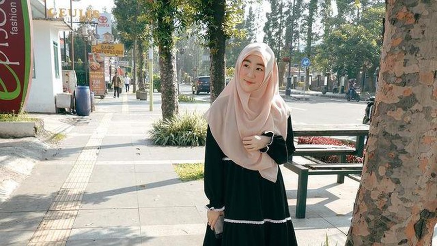 Larissa Chou dan Henny Rahman sedang menjadi sorotan publik, yuk kita intip style mereka!