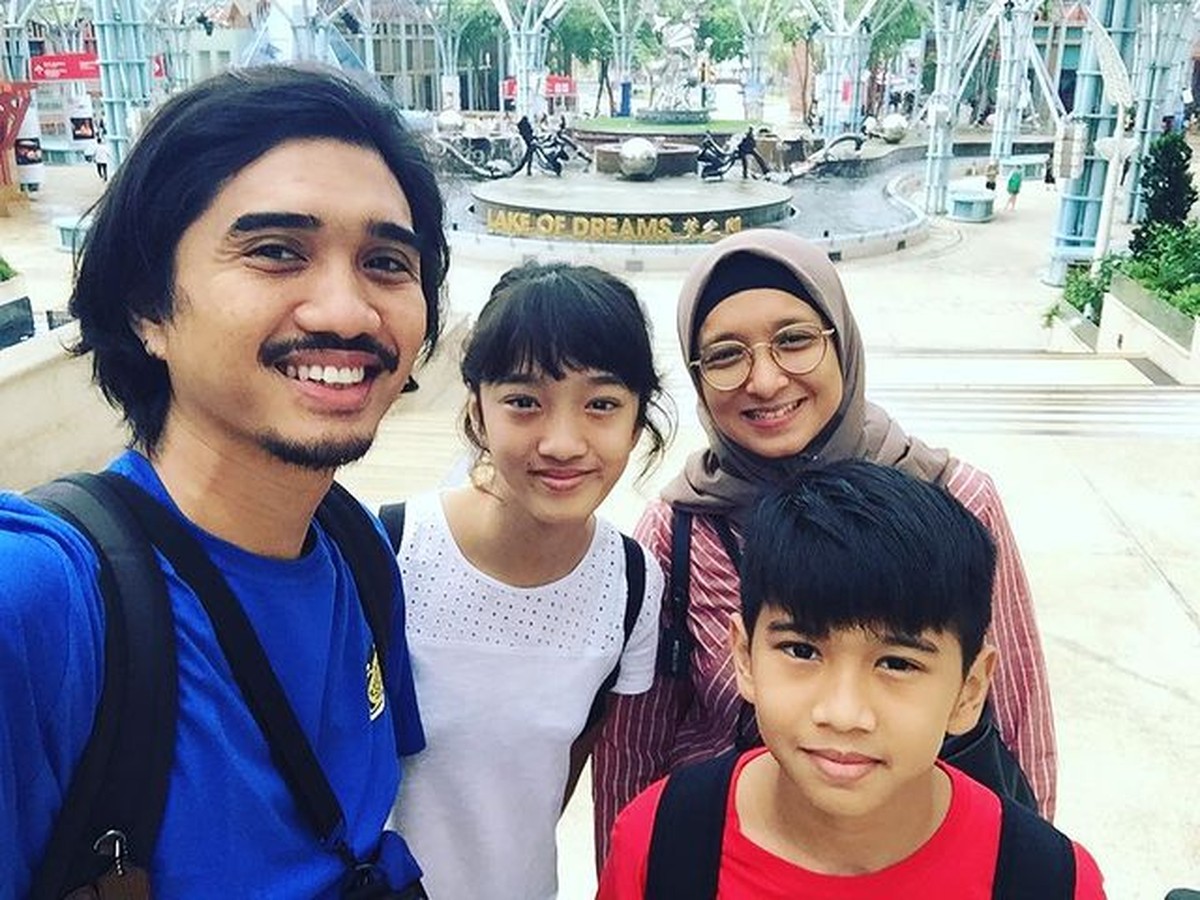 Keluarga Duta vokalis band Sheila On 7 memang terkenal harmonis dan sederhana jauh dari gosip&period; Yuk intip potretnya&excl;