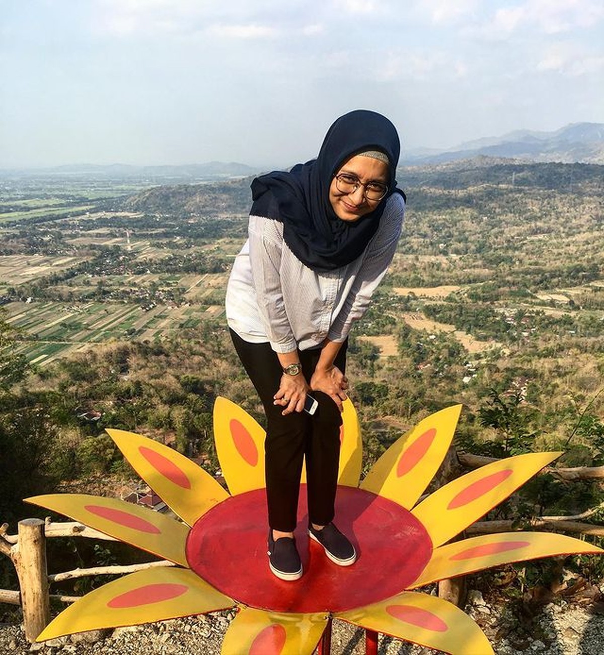 Keluarga Duta vokalis band Sheila On 7 memang terkenal harmonis dan sederhana jauh dari gosip&period; Yuk intip potretnya&excl;