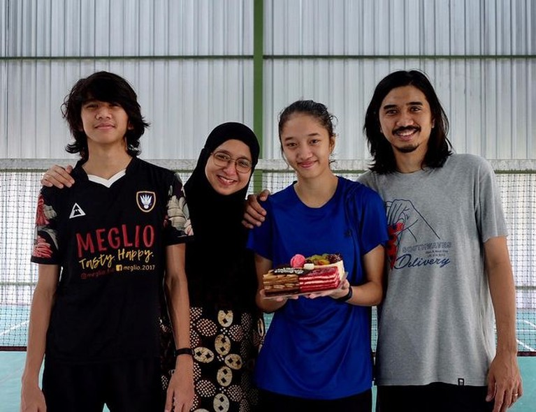 8 Potret Keluarga Duta SO7 yang Jarang tersorot Keluarga Duta vokalis band Sheila On 7 memang terkenal harmonis dan sederhana jauh dari gosip. Yuk intip potretnya!