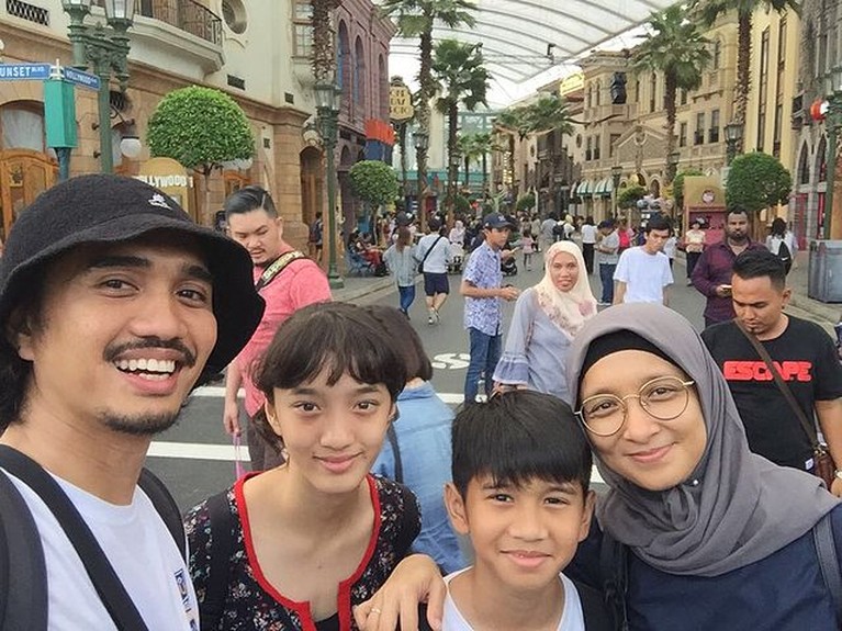 8 Potret Keluarga Duta SO7 yang Jarang tersorot Keluarga Duta vokalis band Sheila On 7 memang terkenal harmonis dan sederhana jauh dari gosip. Yuk intip potretnya!