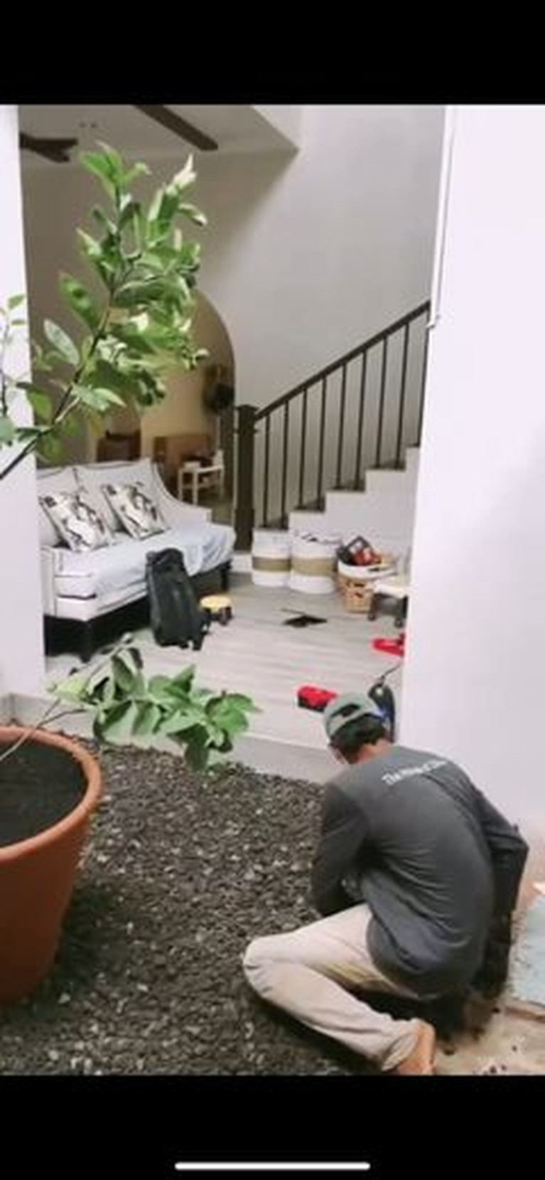 8 Potret Rumah Baru Bergaya Farm House Arya Saloka Arya Saloka baru saja pindah ke rumah barunya yang bergaya farm house hasil dari kerja kerasnya. Yuk intip penampakan rumahnya!