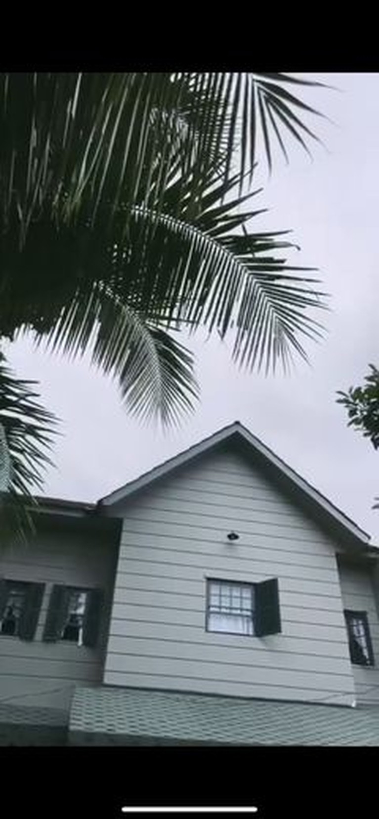 Arya Saloka baru saja pindah ke rumah barunya yang bergaya farm house hasil dari kerja kerasnya. Yuk intip penampakan rumahnya!