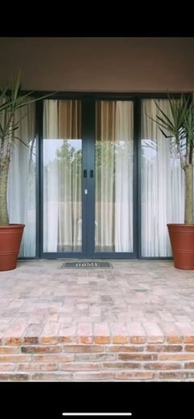 8 Potret Rumah Baru Bergaya Farm House Arya Saloka Arya Saloka baru saja pindah ke rumah barunya yang bergaya farm house hasil dari kerja kerasnya. Yuk intip penampakan rumahnya!