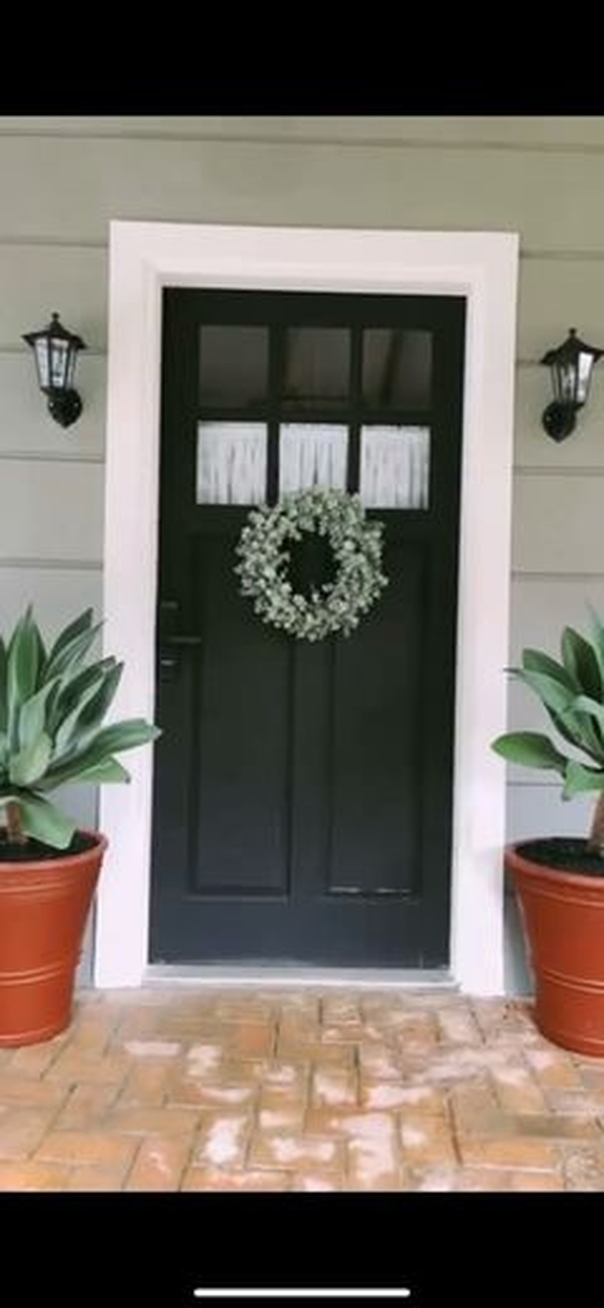 Arya Saloka baru saja pindah ke rumah barunya yang bergaya farm house hasil dari kerja kerasnya&period; Yuk intip penampakan rumahnya&excl;