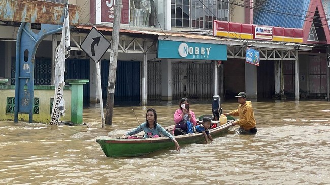 Walhi merespons pernyataan Jokowi yang menyebut banjir di Sintang, Kalbar diakibatkan oleh kerusakan lingkungan berpuluh-puluh tahun.