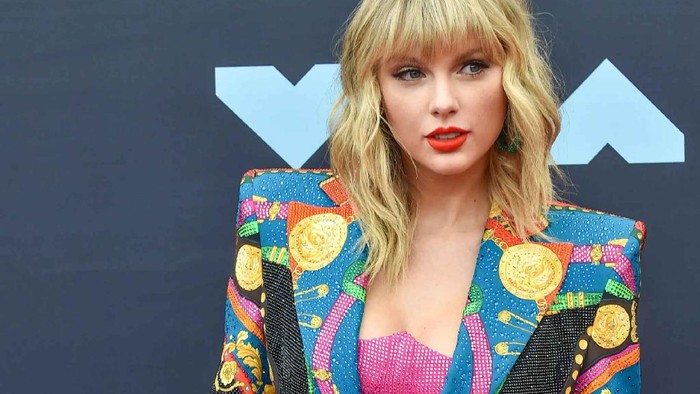 BeauPicks: Intip Koleksi Lipstik Warna Merah Andalan Taylor Swift, Bisa Bikin Kamu Kelihatan Bold dan Classy!