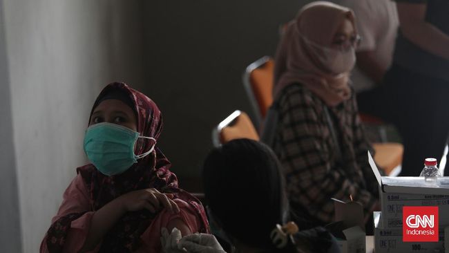 Epidemiolog meminta pemerintah tidak banyak merelaksasi kegiatan yang memicu mobilitas warga secara masif, sembari belajar penanganan pandemi kepada Jepang.