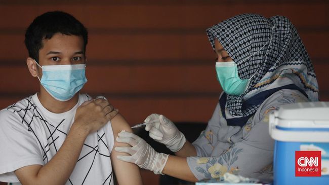 Booster atau pemberian dosis lanjutan vaksin Covid-19 untuk anak usia 16-18 tahun kini telah diizinkan. Kenali efek sampingnya