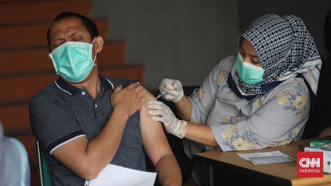 Rangkuman covid-19 hari ini berkaitan dengan izin darurat vaksin Covovax hingga capaian vaksinasi yang cenderung turun.