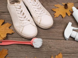 7 Cara Membersihkan Sepatu Putih yang Menguning
