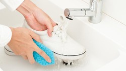 Cara Membersihkan Sepatu Putih yang Ampuh dengan Bahan Alami
