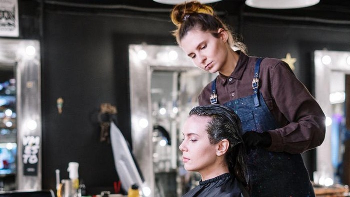 5 Tips Sukses Mewarnai Rambut Sampai ke Akar Tanpa Harus ke Salon, Wajib Simak Biar Hasilnya Maksimal!