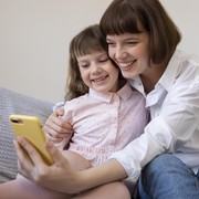 Sering Disepelekan, Ternyata Ini Bahaya Anak Terlalu Sering Main Ponsel!