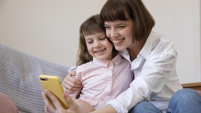 5 Dampak Membiasakan Anak Bermain HP Sejak Kecil, Mulai dari Tumbuh Kembang Lambat sampai Bikin Kecanduan!