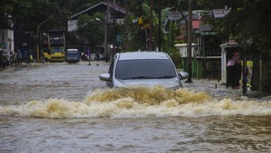 Waspada Petaka Water Hammer Saat Mobil Libas Banjir