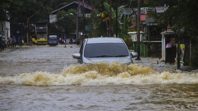 img-title Waspada Petaka Water Hammer Saat Mobil Libas Banjir