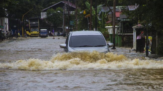 Water hammer ialah air masuk ke dalam mesin dan berisiko paling berbahaya saat mobil menerjang banjir.
