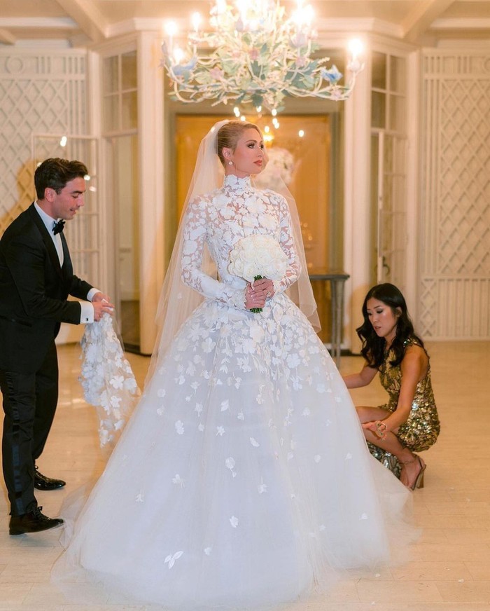 Gaun putih cantik yang dikenakan Paris Hilton ini dirancang oleh Oscar de la Renta dengan aksen bunga, termasuk veil yang menjuntai indah. Kabarnya, gaun cantik ini menghabiskan waktu pembuatan sampai dua bulan lho./ Foto: instagram.com/lovinghautecouture
