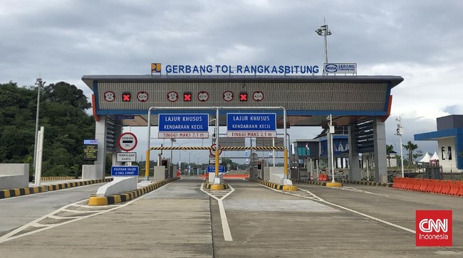 Jokowi meresmikan akses Jalan Tol Serang Panimbang, Seksi I Serang-Rangkasbitung di Kabupaten Lebak, Kecamatan Rangkasbitung, Banten pada Selasa (16/11).