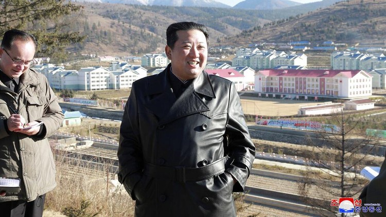 Foto tidak bertanggal ini disediakan pada 16 November 2021, oleh pemerintah Korea Utara, pemimpin Korea Utara Kim Jong Un, tengah, memeriksa lokasi proyek pembangunan besar di Samjiyon, provinsi Ryanggang, Korea Utara. Wartawan independen tidak diberi akses untuk meliput acara yang digambarkan dalam gambar ini yang didistribusikan oleh pemerintah Korea Utara. Konten gambar ini adalah seperti yang disediakan dan tidak dapat diverifikasi secara independen. Tanda air bahasa Korea pada gambar yang disediakan oleh sumber berbunyi: 