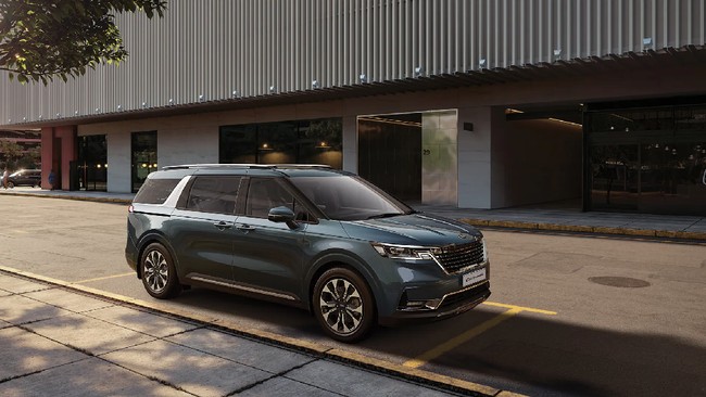 Kia Carnival adalah MPV berukuran besar yang panjangnya 5,15 meter, lebar 1,99 meter, tinggi 1,77 meter, dan wheelbase 3,09 meter.