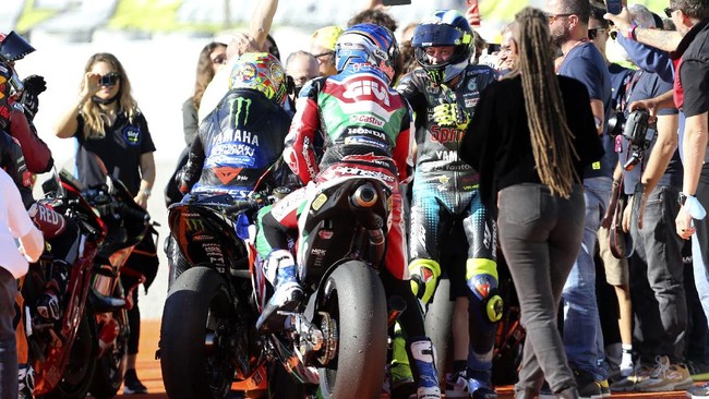 Alex Marquez menjadi wakil Marc Marquez mengucapkan salam perpisahan kepada Valentino Rossi usai menjalani MotoGP Valencia 2021.