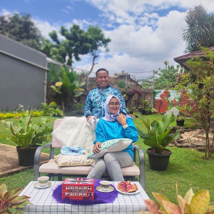 <p>Pemilik nama asli Sunarji itu juga hobi mengajak sang istri jalan-jalan dengan memakai outfit yang kompak. Mereka terlihat serasi dengan baju kasual warna biru. (Foto: Instagram @narji77)</p>