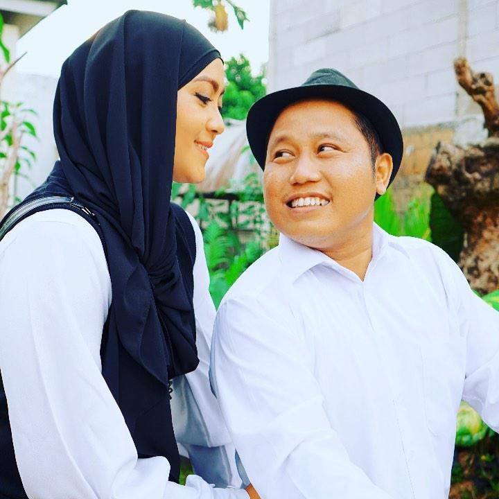 <p>Meski Widiyanti tak berasal dari kalangan artis, Narji Cagur sangat mencintainya. Lihat saja tatapan Narji kepada sang istri. Romantis, Bunda. (Foto: Instagram @narji77)</p>