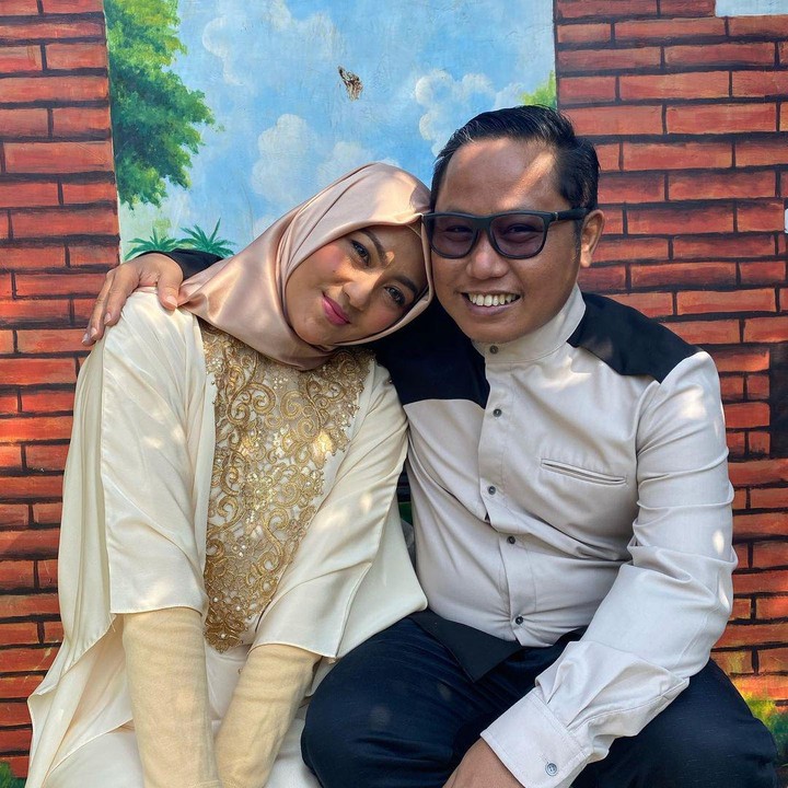 <p>Narji Cagur menikah dengan seorang wanita bernama Widiyanti pada 2008 silam. Setelah 13 tahun berlalu, keduanya masih tetap mesra dan harmonis, Bunda. (Foto: Instagram @narji77)</p>