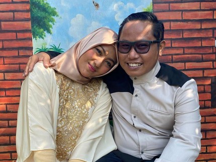 7 Potret Mesra Narji Eks Cagur dan Istri yang Mantan Pramugari, Romantis Bun!