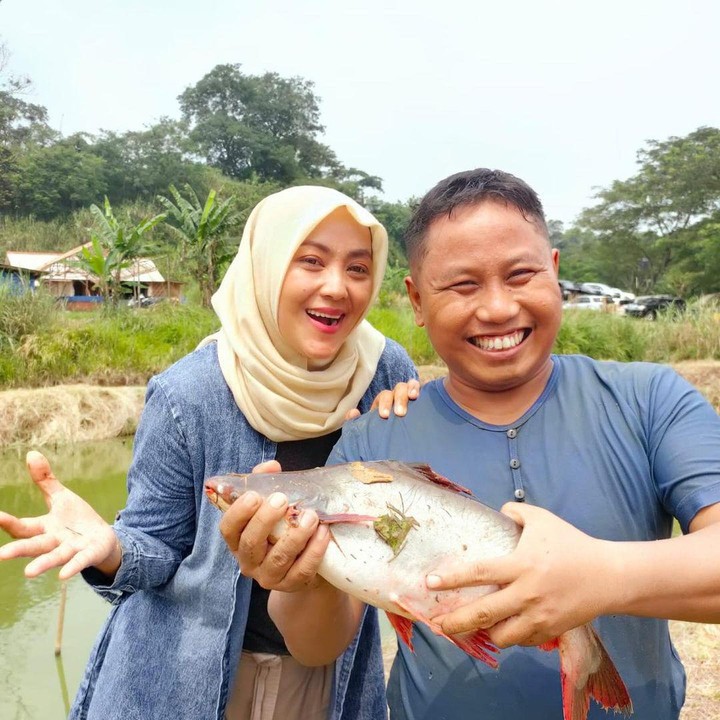<p>Pasangan ini tak pernah lepas dari kesan sederhana, Bunda. Intip saja potret bahagia mereka ketika sedang memancing bersama. (Foto: Instagram @narji77)</p>