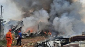 Kebakaran Landa Pabrik Penggilingan Kapas di Pasar Rebo
