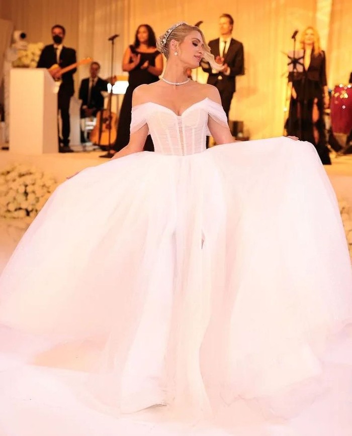 Paris Hilton terlihat seperti princess dalam balutan gaun ini ya, Beauties? Gaun ini dirancang oleh Galia Lahav dengan paduan tiara cantik dan menjadi gaun yang digunakan untuk berdansa dengan suaminya. / Foto: instagram.com/lovinghautecouture