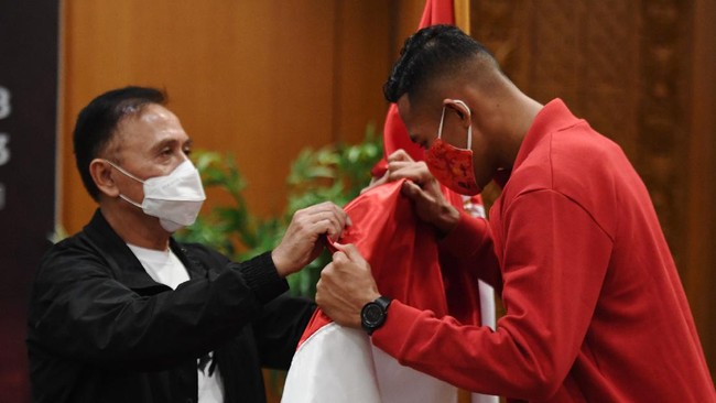 Ketua Umum PSSI Mochamad Iriawan sedang meminta izin kepada AFF untuk masuk ruang ganti Timnas Indonesia jelang melawan Thailand pada leg 2 final Piala AFF.