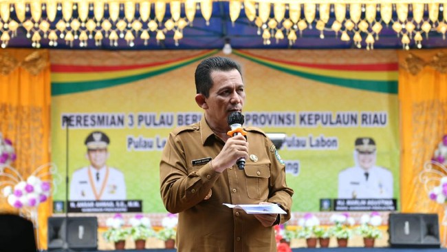 Pengoperasian genset dan jaringan listrik yang merupakan bagian Kepri Terang itu dilakukan di Pulau Lengkang, Pulau Gare dan Pulau Labon, Kepulauan Riau.