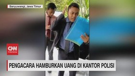 VIDEO: Pengacara Hamburkan Uang Di Kantor Polisi