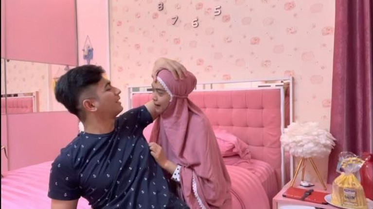 Ria Ricis dan Teuku Ryan sedang menikmati status mereka sebagai pengantin baru. Yuk intip kemesraan mereka sebelum tidur!