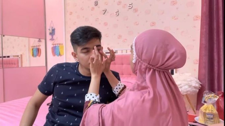 Ria Ricis dan Teuku Ryan sedang menikmati status mereka sebagai pengantin baru. Yuk intip kemesraan mereka sebelum tidur!