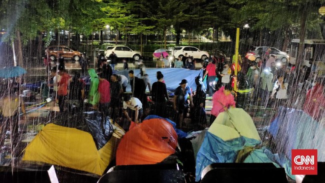 Pembongkaran tenda pengungsi imigran asal Afghanistan diwarnai keributan di depan kantor UNHCR Kota Makassar.