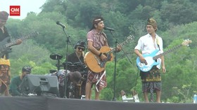 VIDEO: Menikmati Live Musik Pake Sampan di Tengah Laut