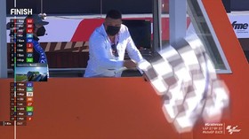VIDEO: Ronaldo Kibarkan Bendera Finis Terakhir Rossi di MotoGP