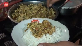 VIDEO: Mencicipi Kuliner Malam Nasi Usus Dua Rasa